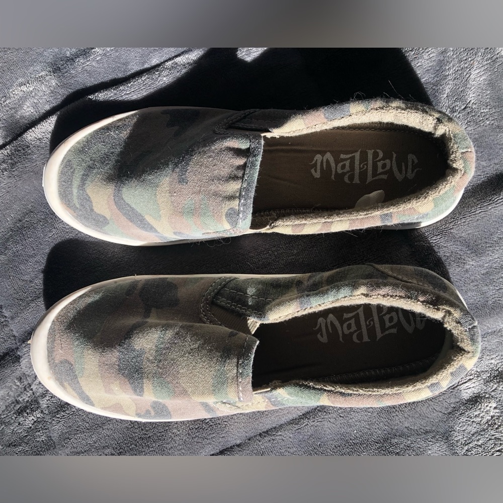 Girls camo shoes